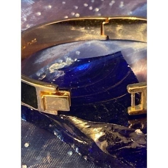 EUC Kate Spade Punched out Spade Black/Goldtone Hinged Bangle Bracelet size 6.75 - Picture 6 of 12